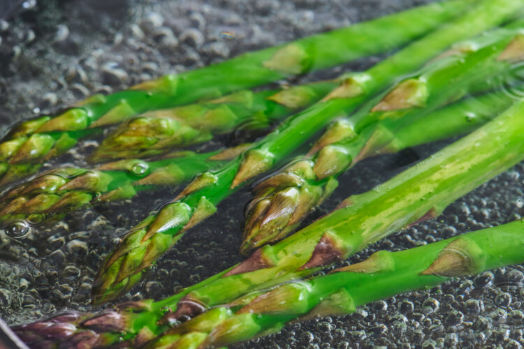 アスパラ全体を湯の中に入れる